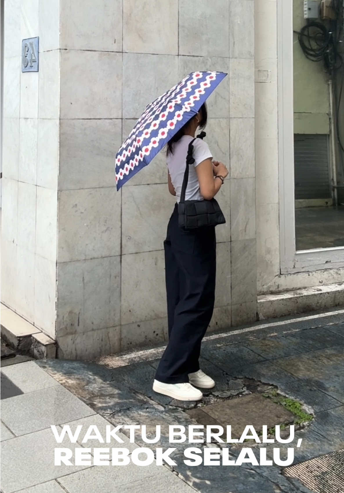 akhirnyaaa punya sepatu yang udah jadi inceran aku selama bertahun-tahun! suuuper comfy & worth to buuuy!🥹🤍 #ReebokIndonesia #WaktuBerlaluReebokSelalu #ClubC #OOTD #sneakers 