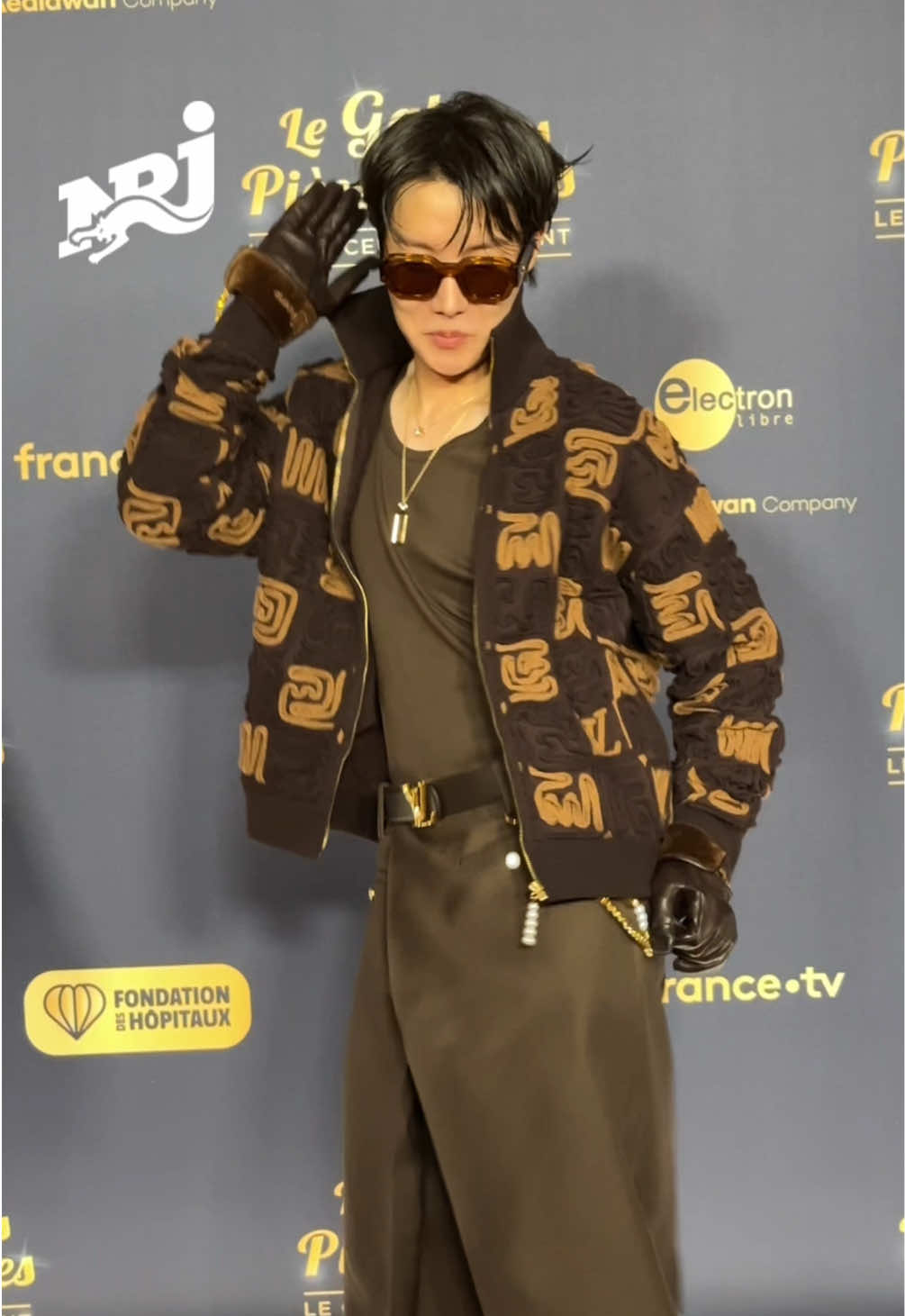 La petite danse de J-HOPE du groupe @BTS au Gala des Pièces Jaunes. 😍 #nrj #galadespiecesjaunes #jhope #bts 