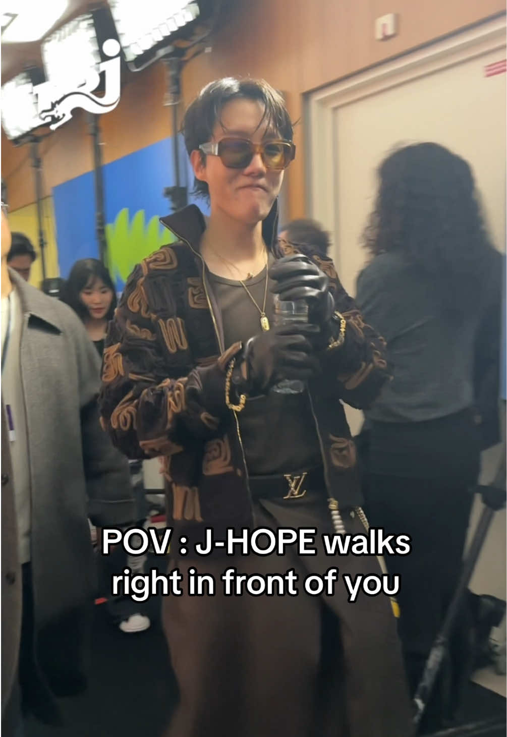 Quand J-HOPE du groupe @BTS marche juste devant toi 😱🔥  #nrj #galadespiecesjaunes #jhope #bts 
