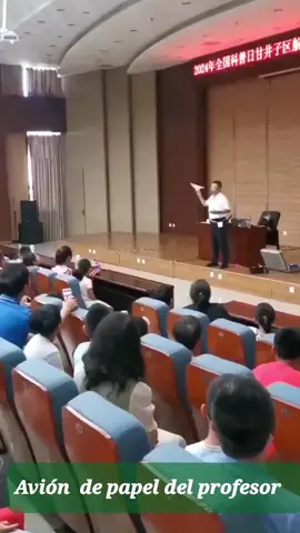 Increíble el avión de papel del profesor. Los alumnos asombrados. 