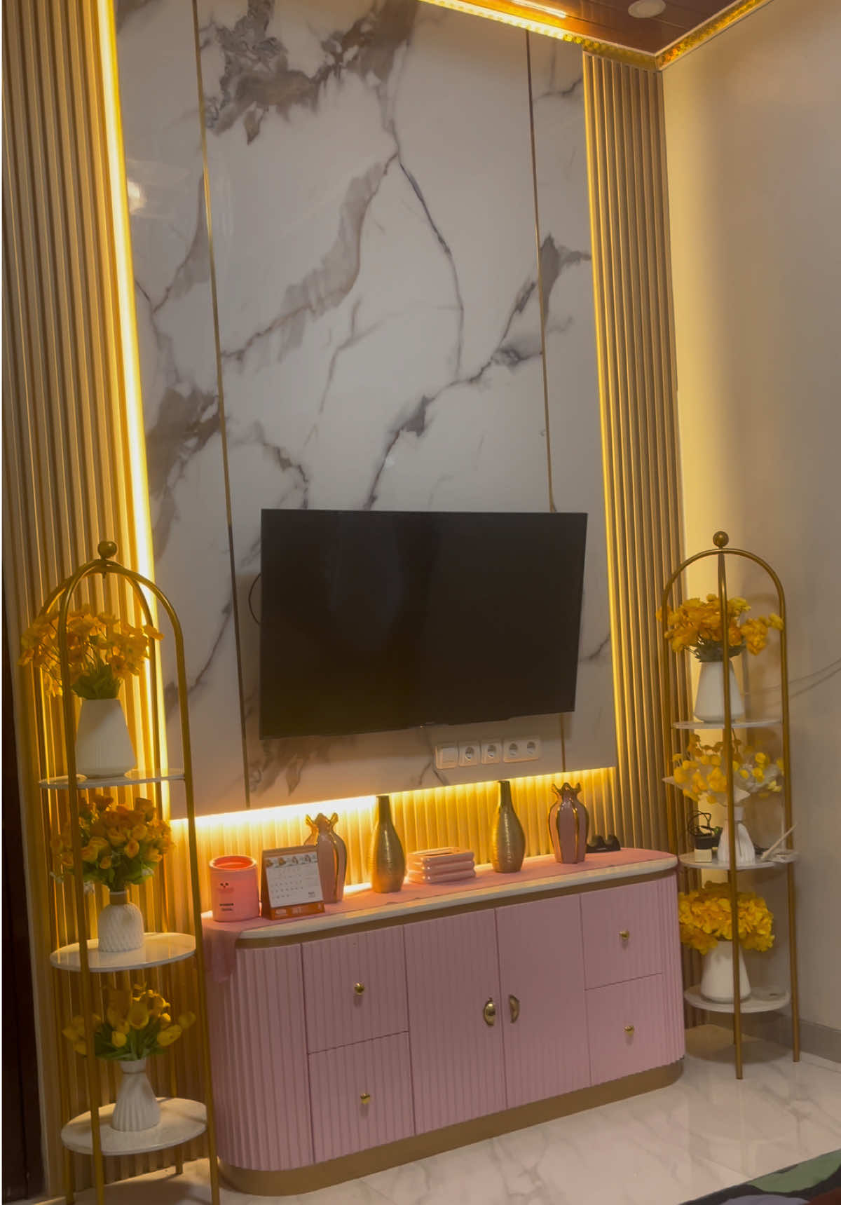 Upgrade tampilan ruang TV-mu dengan backdrop yang estetik ini! ✨ Desain minimalis dan modern ini bikin suasana nonton makin seru dan estetik Dijamin betah deh nonton di rumah!  #backdroptv #desaininterior #interiordesign #estetik #minimalis #modern #mickitainterior #mickitafurniture #homedecor #dekorasirumah 