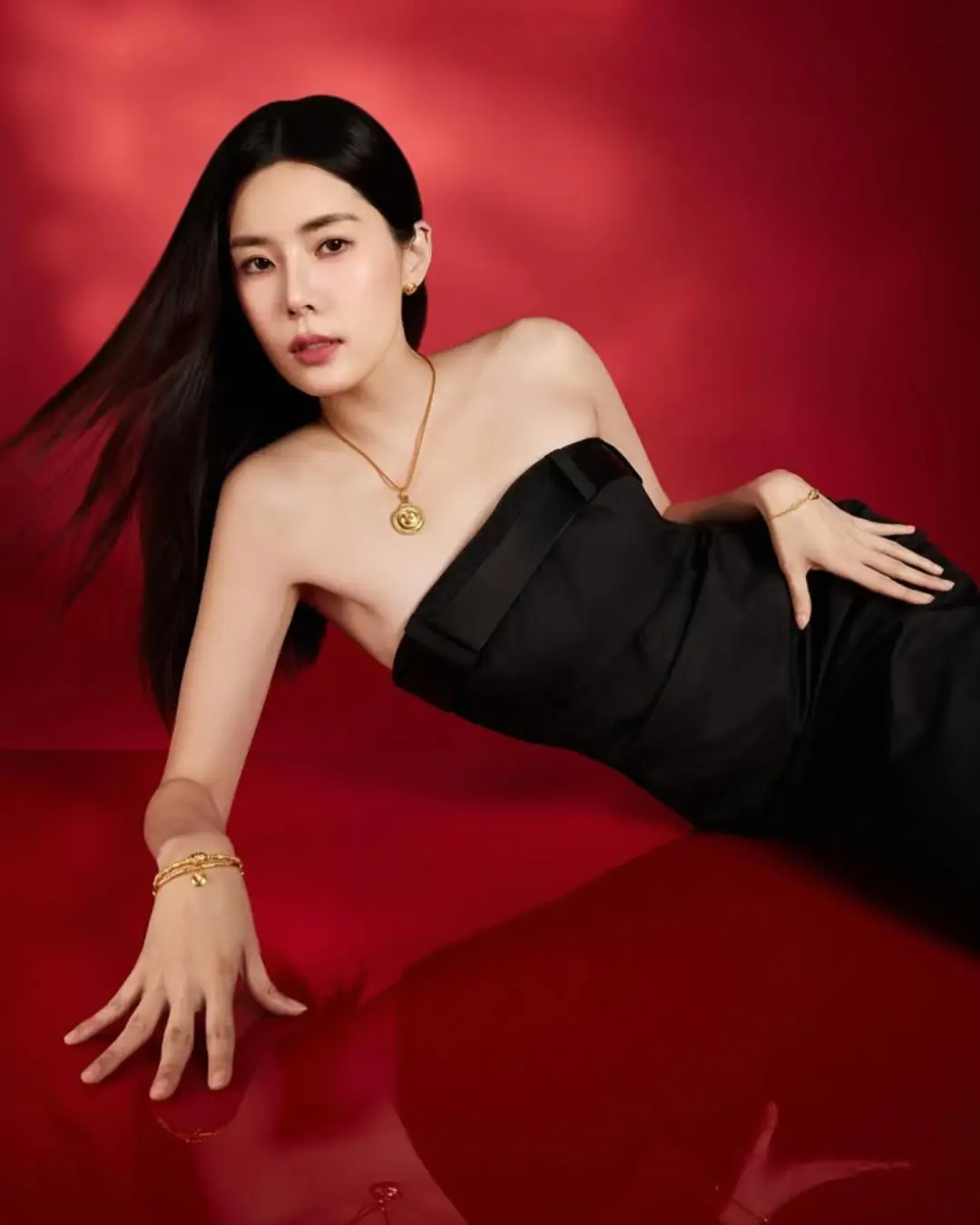 Welcoming the new year with continuity blessings with chowtaifookjewellery. Their latest Hua, inspired by Chinese artist Han Meilin’s Snake year creations, celebrates the prowess of Chinese culture which I deeply appreciate.The spiral pattern symbolism the continuity of life and represents continuous flow of fortune. May we bloom in good health and fortune in the brand new year ♥️ #carriewong #fyp 