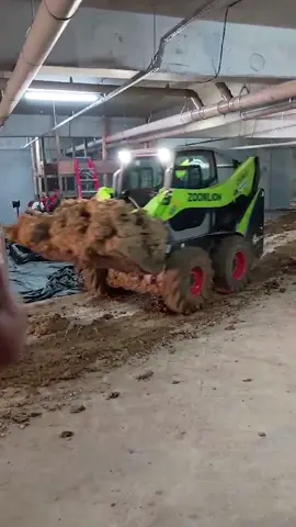 Ela está por todo o Estado de São Paulo carregando materiais e promovendo uma revolução na linha amarela brasileira. A mini carregadeira da Zoomlion, a ZS080V, já mostrou como é fácil operá-la em terrenos com espaço restrito e, além disso, como ela não perde a força mesmo em condições extremas. Conheça essa máquina hoje mesmo e veja como o preço dela é imbatível! #construção #construcaocivil #obras #construtora #construcao #projeto #terraplanagem #maquinas #zoomlion #escavadeira #miniescavadeira #carregadeira #minicarregadeira #maquinaspesadas #comingersoll