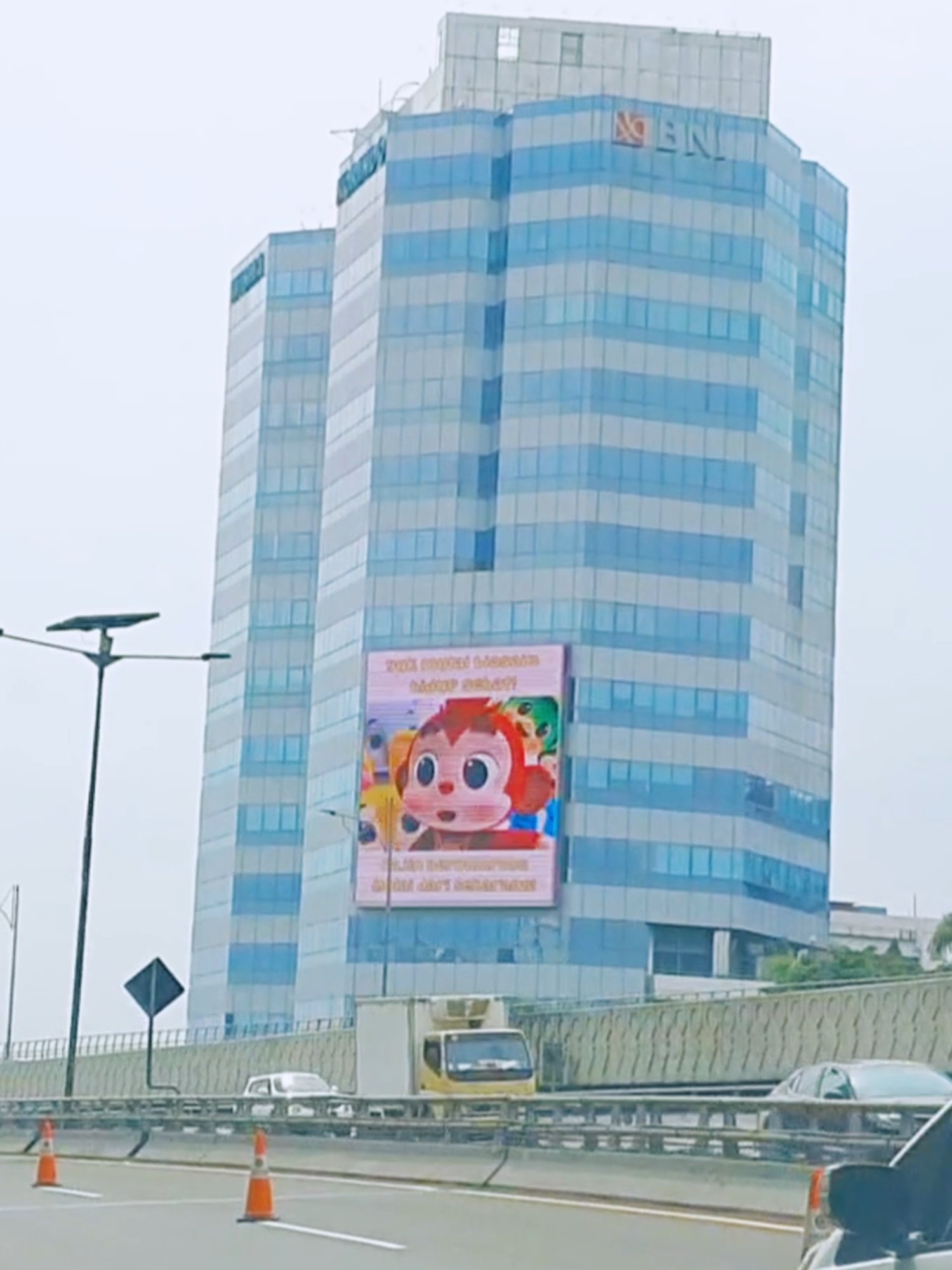 Jejak BabyZu muncul di Jakarta ♪ #laguanak#babyzu#indonesia#tahunbaru#keluarga#2025#kembangapi#tidurlah#anakku#mimpi#ibu#kangen#bunda#tidurlahanakku#cerita#pesan#momosimonyet#melompat#berputar#berlari 🔔SUBSCRIBE untuk video baru setiap minggu: https://youtube.com/@babyzu.official ♪ Baby Zu adalah animasi menarik dan atraktif yang menggambarkan serunya kehidupan pra-sekolah dimana ketiga karakter utama, Momo si monyet, Cici kelinci, dan Blu si anjing akan menyanyi, belajar, dan bermain bersama teman-teman mereka. Menyajikan cerita mengenai etika dan moral yang bisa dijadikan orang tua sebagai sarana untuk mengajar dan bermain dengan anak-anak mereka saat mereka menonton bersama.