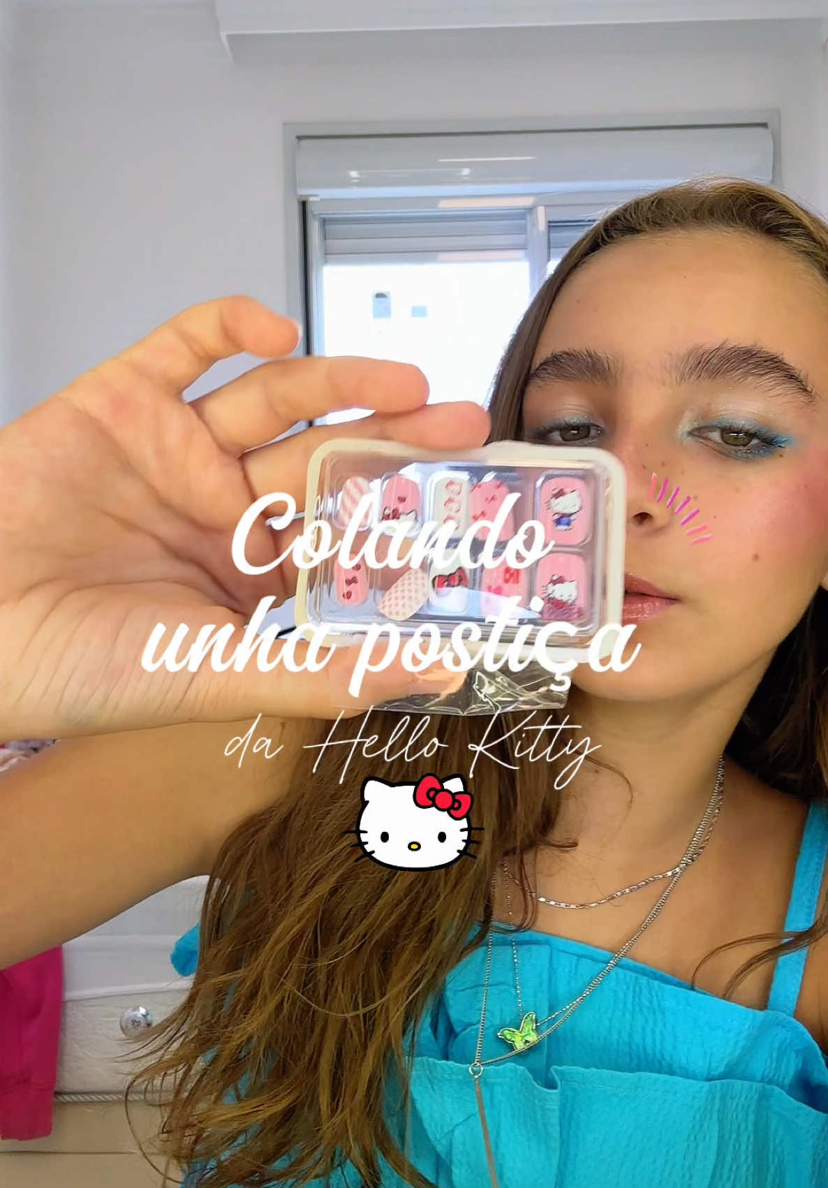 Colando unha postiça da hello kitty! O que acharam? #unhapostiça #hellokitty #unhas #fashion #comprinhas 