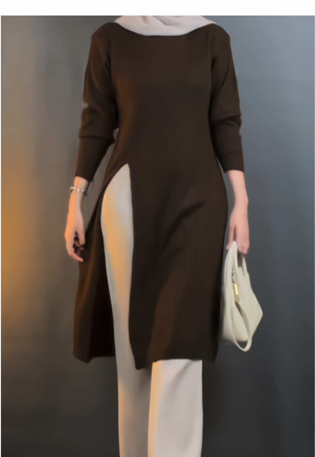 spill apanya nih? #tunik #outfittunik #tunikknit #tunikbelahsamping #ootdhijab 