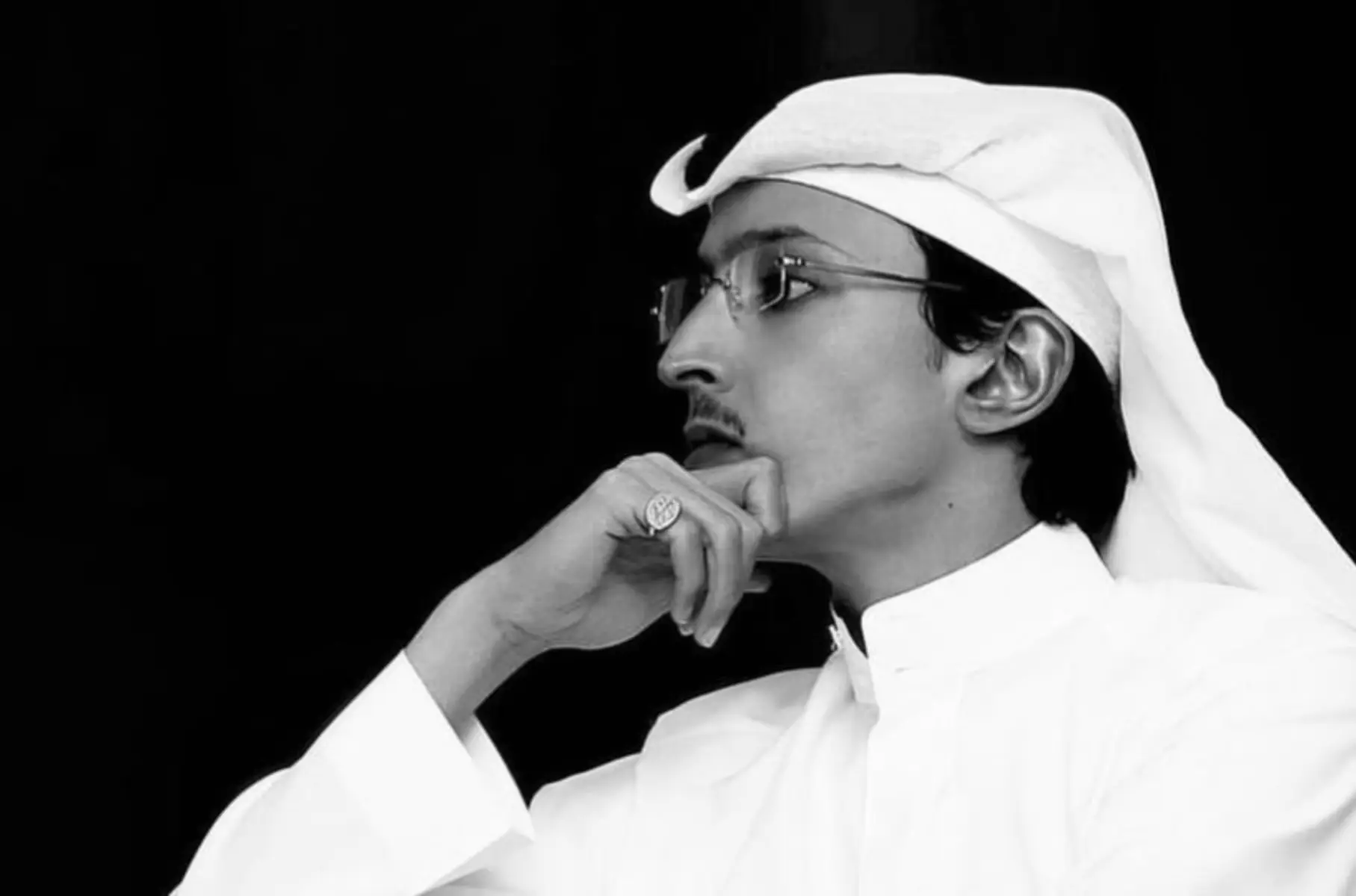 ما أخترت نبعد يوم الحق ينقال ما أختار للفرقى دروب ومدينه - قولو له إني ماتكلمت وإن طال كل الكلام اللي يعزه ويهينه - في لحظةٍ ما ماوافقت حالٍ بحال وكلٍ مشى دربه وقلبه بيدينه - لا لا تضيق صدور ولا ينشغل بال  راح الزمان ان عاد مافيني حنينه - ماكان يسوى فراقنا بكل الاحوال لو هو ذبحني دمعةٍ وسط عينه #fyp 