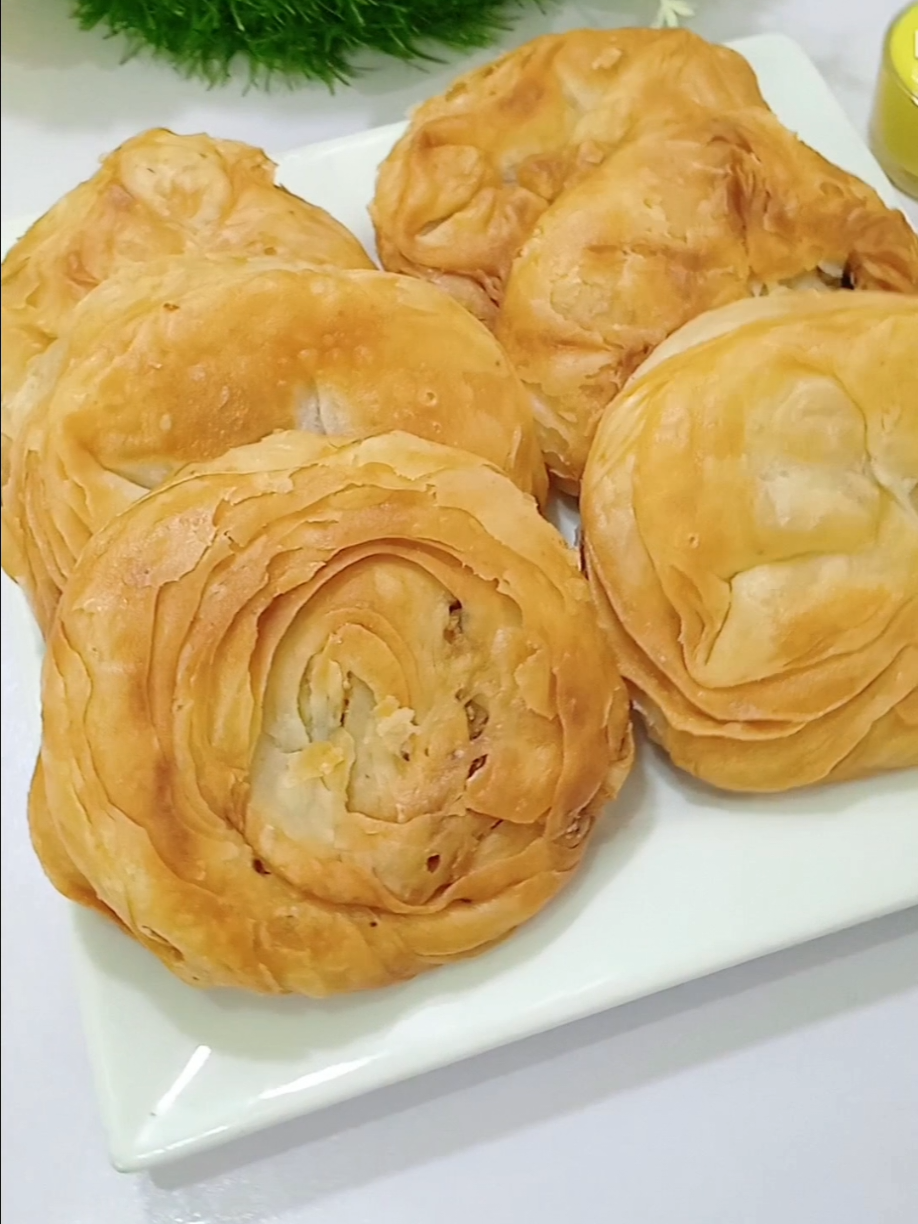 Khasta Snacks Wo b 1 anday say 😍 Subscribe my YouTube channel and Follow me on Instagram #recipes #viralreels #foodies #tiktokrecipes #trendimgrecipes #snacks #khastakachori #kachori #reels #trendingrecipes #viraltiktokrecipes #tiktokrecipes 