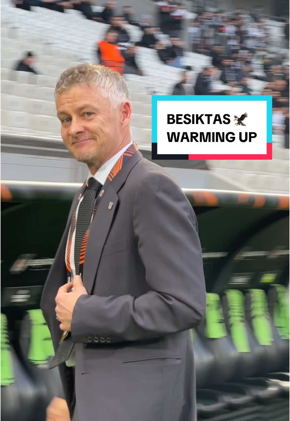 😅 What a fun way to warm up, @Beşiktaş JK #AthleticClub #solskjaer #tuprasstadyumu #istanbul #europaleague #tiktokfootballacademy #deportesentiktok 