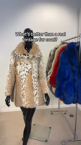 Whats better than a real vintage fur coat? Can’t name it  🤩❤️  #fur #vintage #thrift #vintagefashion #realfur #furlover #fyp #fashion 