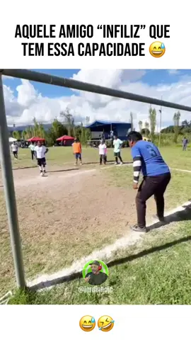Mil chances, mil gols perdidos! 😂🤣⚽️ Esse cara é especialista nisso! #FutebolEngraçado #GolPerdido #LancesEngraçados #HumorNoFutebol #jerdinhojc 