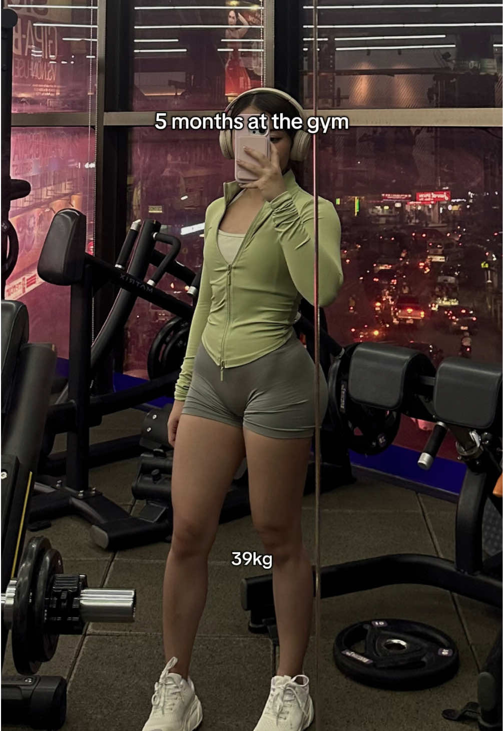 edit: I’m a 4’9 Filipino pls stop fighting in the comments HAHAHAHA🤍 gray shorts from @YOUNGLA #gymprogress #gymgirl 