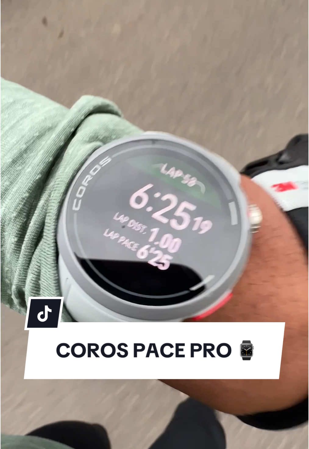 Werbung | Meine PACE Pro von @COROS hat mich die letzten Wochen überall begleitet! 🙌🏾 Besonders die Navigation direkt auf der Uhr hat mich, dank des scharfen Screens und der super schnellen Reaktionszeit echt beeindruckt. Das macht die Bedienung wirklich leicht.  Beim Trailrunning habe ich die Turn-by-Turn Navigation benutzt und wenn ich dennoch mal vom Weg abgekommen bin, fand ich dank der Warnungen gleich wieder zurück. Richtig gut!  #COROSPACEPro #trainwithcoros #coros #exploreperfection #lauftraining