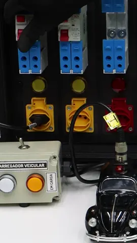 Você sabia que o IDR tipo A é obrigatório em instalações de pontos de carregamento para veículos elétricos, pois só ele pode detectar a forma de onda da tensão entre a carcaça do veículo e o solo para poder atuar? Já o IDR que utilizamos com frequência em nossas instalações é do tipo AC que não consegue detectar tensão contínua pulsante para proteger contra choques. Conseguimos identificar um IDR AC através do símbolo em sua carcaça (uma única forma de onda senoidal). Em um IDR tipo A, normalmente temos a indicação da classe estampada na carcaça, além do símbolo que indica as duas formas de onda que ele consegue detectar. Isso significa que o IDR tipo A pode ser utilizado em instalações com corrente alternada ou contínua pulsante. Com relação à corrente máxima suportada, a regra para o tipo A é a mesma do AC, ou seja, ela deve ser maior ou igual à corrente do disjuntor do circuito e a corrente residual deve ser de 30mA. Se gostou, curta e compartilhe. Para saber mais siga o perfil @steckeletrica ____________________ #steck #steckeletrica #idr #eletrica #eletricista #eletricidade #engenhariaeletrica #engenheiroeletricista #mobibox #wallbox #carregadorveicular #carroeletrico