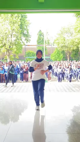 Senam Gemu Fa Mi Re (Maumere), seru abisssss...Rasanya tidak mau istirahat, pengennya senam terus kalau denger lagu ini. #SMAN1Pajangan #senam #gemufamire #sekolahsehat #senamanakindonesiasehat #maumere #senamsehat #jumatsehat