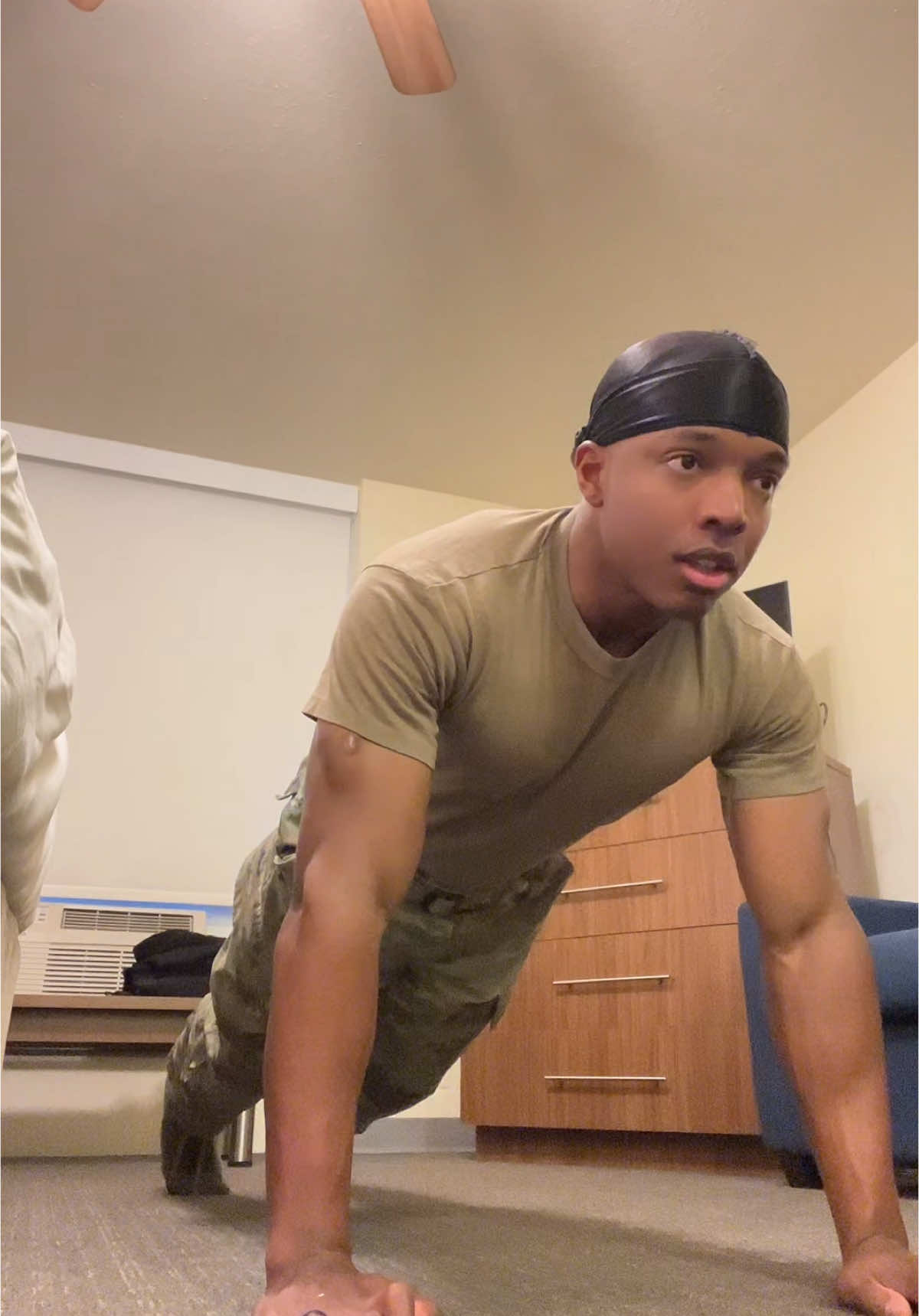 💪🏾If you can do this, I’m impressed. This ain’t easy 🤧 #Fitness #pushups #pushupchallenge #army #marines 