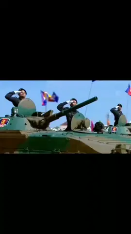 Xe chiến đấu bộ binh BMP-1 và xe tăng chiến đấu chủ lực T-55AM1 của lực lượng vũ trang hoàng gia Campuchia🇰🇭 Ta có thể ví T-55AM1 như là 