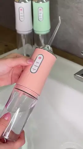Іригатор для зубів та порожнини рота Portable Oral Irrigator 🦷  📌високотехнологічний прилад для підтримки максимальної гігієни порожнини рота • принцип дії ґрунтується на технології подачі пульсуючого струменя води під тиском. Завдяки чому він ефективно проникає у проміжки між зубами та інші недоступні місця для звичайної зубної щітки або зубної нитки • іригатор ефективно видаляє зубний наліт, бактерії, залишки їжі, масажує ясна • відмінно підходить для догляду за брекет-системами, протезами, імплантами, мостами • 2 поверхні насадки • 3 режими ротоботи - Normal – для видалення нальоту та частинок їжі, що застрягли між зубами - Soft – для чутливих ясен та дітей - Pulse – для масажу ясен та покращення кровообігу • потужний акумулятор🔋 може використовуватися до 14 днів при повній 4-годинній зарядці • резервуар 300 мл 🏷️ Ціна 420 грн