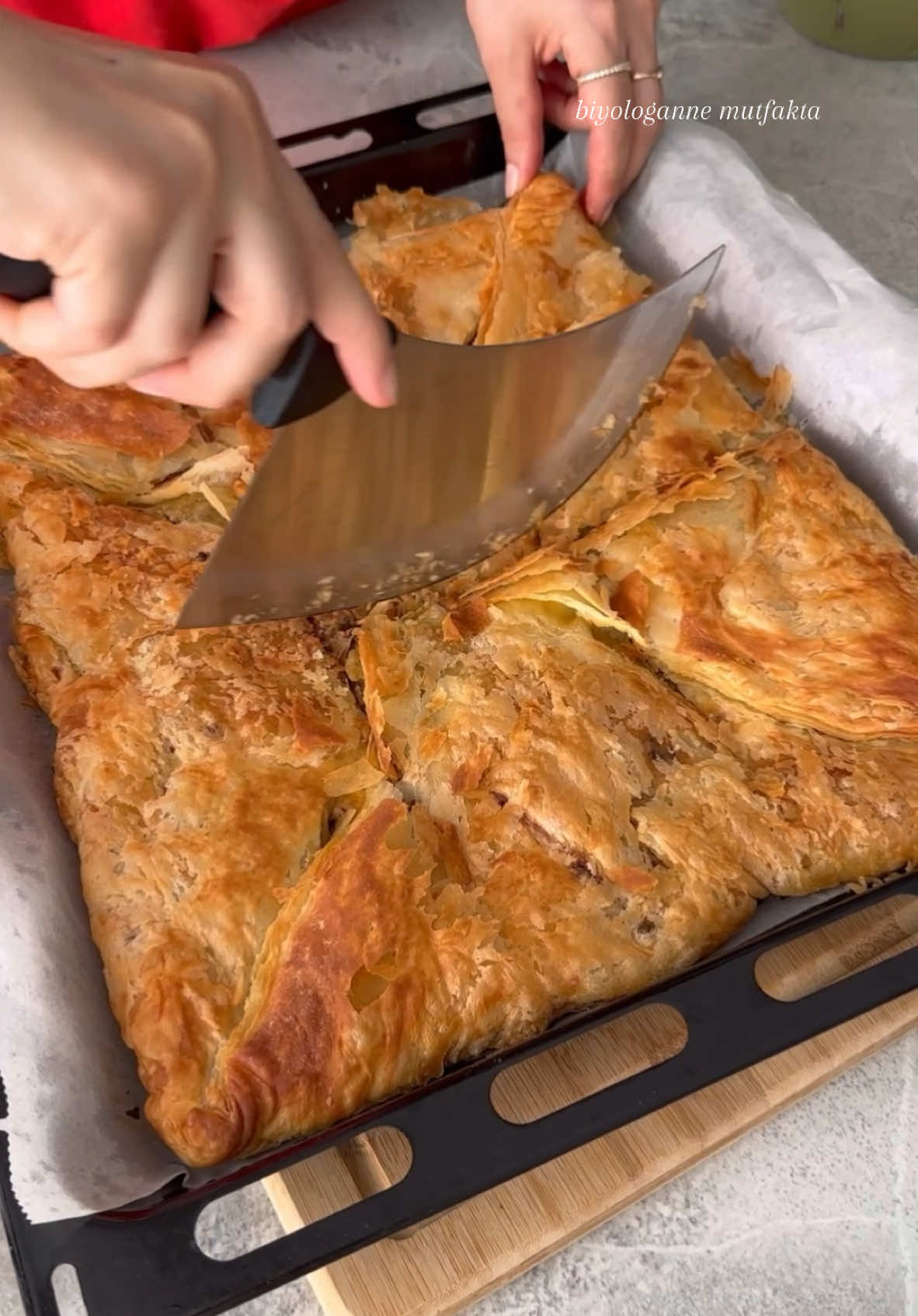 SESLİ İZLEYİNN 🥹 🫶🏻 BÖYLESİNİ NE YAPMADIM NE GÖRMEDİM🤭 AŞIRI KOLAY 💯 ÇITIR ÇITIR EL AÇMASI BÖREK TARİFİ Tarifin sesli anlatımlı videosunu YouTube kanalımdan ❤️yukarıdaki başlıkla izleyebilirsiniz. Ayrıca linki hikayemde ve biyografimde de mevcut Gerekli Malzeme listesi; 4.5-5 su bardağı un (600 gr) 2 su bardağı su (400 ml ) 2 gram maya 5 gram tuz 100-150 gram tereyağı iç dolgusu için; 400 gram dana kıyma 2 adet soğan tuz pul biber tatlı toz biber maydanoz Kaşar peyniri üzeri için; sıvı yağ 8-10 adet beze olmalı ben 9 adet yaptım. Hamur  hazır olduktan sonra 30 dakika buzdolabında dinlendirmemiz lazım. İsteğe bağlı 1 gece önceden hazırlayabilirsiniz🫶🏻 #börek #beniöneçıkart #turkishfood