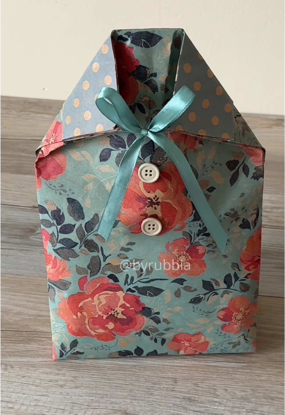 How to make a gift bag!  I had the pleasure of working with @RUSPEPA to showcase their stunning wrapping paper. Whether you’re gifting for birthdays, Mother’s Day, or just because, these designs add the perfect special touch! The link to this beautiful wrapping paper is in my bio. Comment ‘LINK’ below if you’d like me to message it directly to you! #fyp #gift #giftideas #giftwrapping #wrappinggifts #ruspepa #DIY #tutorial #byrubbia #ideas 