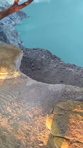indahnya kawah ijen di pagi hari  #kawahijen #kawahijenbanyuwangi 