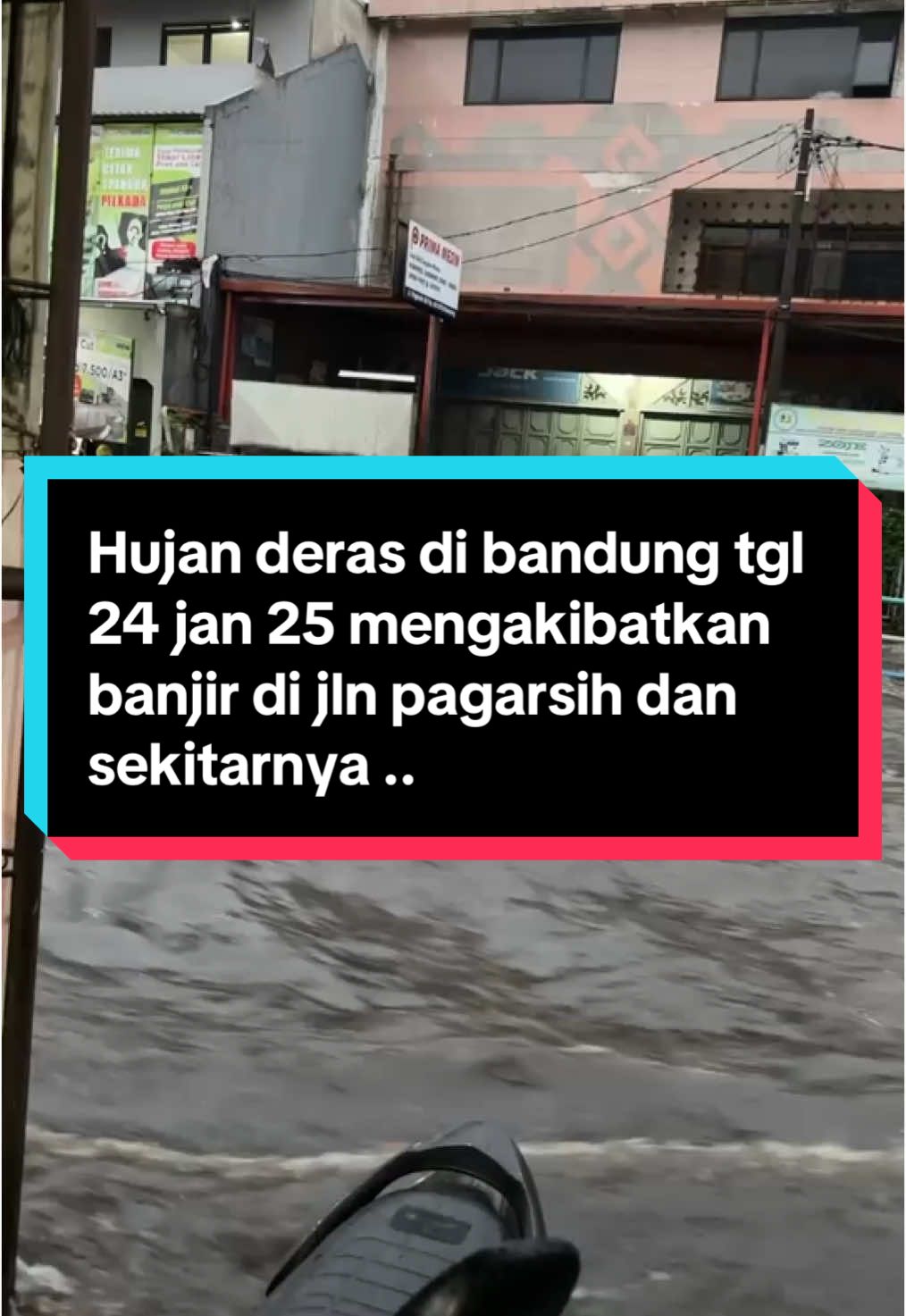 Hujan deras di Bandung mengakibatkan meluapnya  sungai citepus. Dan mengakibatkan banjir di daerah Pagarsih dan sekitarnya. Semoga cepat pulih bandungku #bandung #jawabarat #indonesia #jumatberkah #banjir #pagarsih #hujan🌧️ 