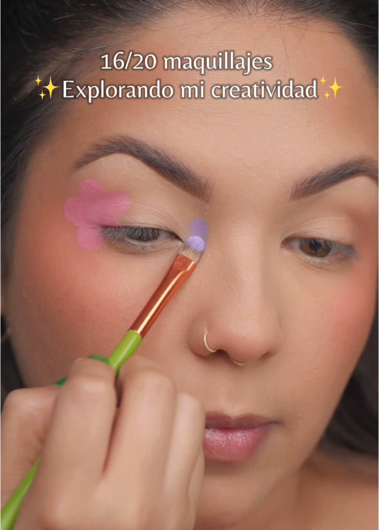 16/20 Flores 🌺 y es que si me sigues desde mis inicios sabrás que este look lo hice hace años y sin planearlo volví a el pero en una versión mejorada.. que te pareció? .. De mis fav. 💕✨.. Bases de colores de @PLOUISE @Paige Louise  #makeup #maquillaje #makeupartist #editorialmakeup #fullcolormakeup #makeupinspo  #plouise #plouisemakeup 