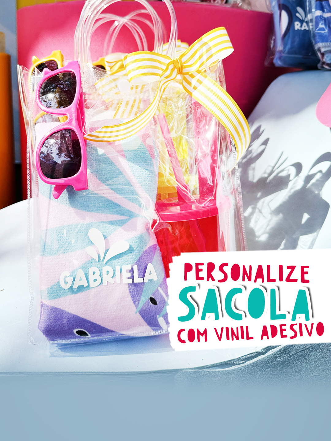 A lembrancinha de verão mais linda! 🌟 Essas sacolinhas conquistaram meu coração! Estão super em alta e combinam com qualquer tema. 💖 Personalizei cada uma com o nome dos convidados, assim a mamãe pode reaproveitá-las depois! E para complementar o tema piscina, preparei um brinde super criativo: toalha de banho, copo colorido e óculos escuros! 🏖️☀️ Me conta como você usaria essas sacolas na sua festa! 🎉 Ahhh! E não perca o vídeo completo da produção dessas peças no canal do YouTube da @cricutbr! 📹✨ #FestaCriativa #Cricut #diy