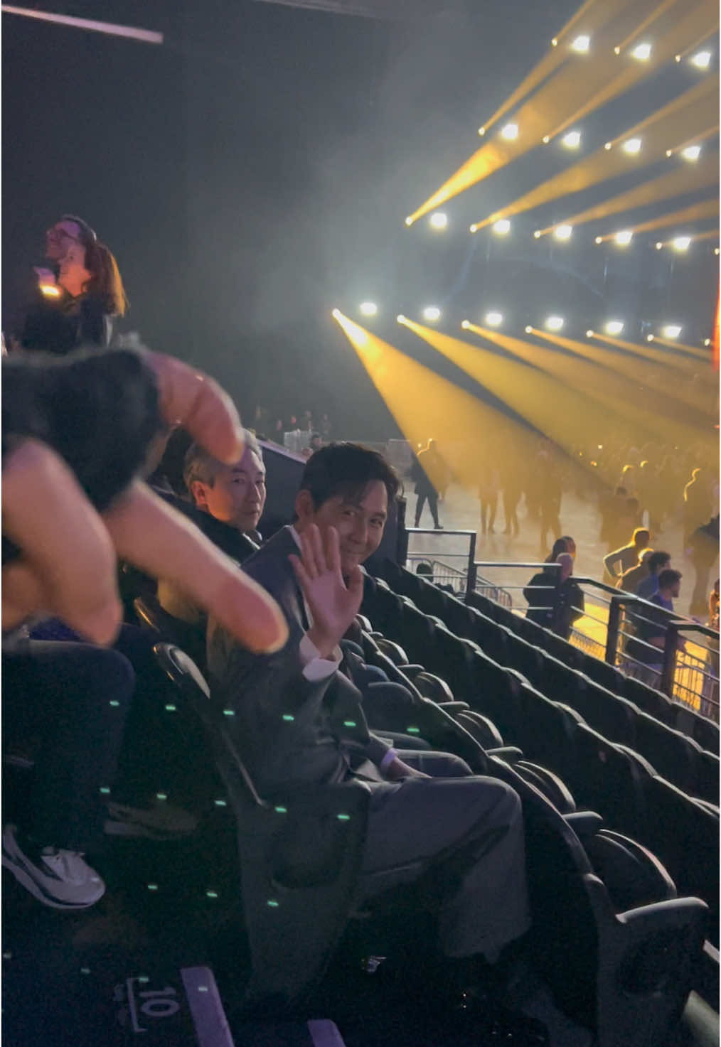 Il est beaucoup trop chou 🥹🥹🥰🥰  J’ai failli lui demander de me spoil la saison 3 😂😂 vraiment le gala cette année C’etais quelques choses 🎆#fyp#galadespiecesjaunes #galadespiecesjaunes2025 #squidgame #leejungjae