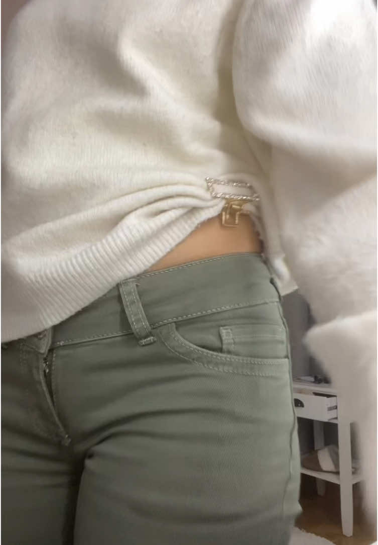 Ville visa mina nya jeans 😌😜#lowtaperfade #foru #foryoupage❤️❤️ #jeans #nelly #buzzcut #fördigpage #fördigsidan 