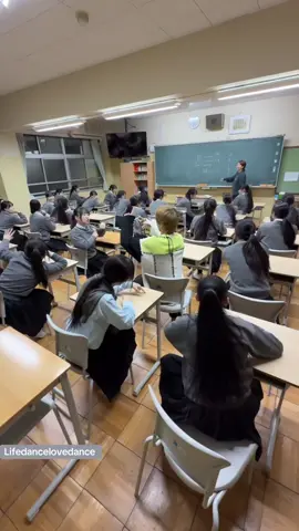 Dance class 🕺💃🪩 #dance #china #class #school #incredible #fyp #viral_video #dancemoves 