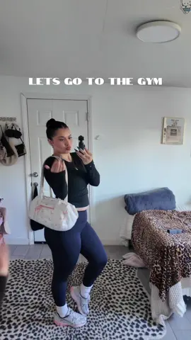 Leg day is my favorite day! 🤞🏼  -sports bra @Marshalls  -leggings @Women‘s Best -shoes Nike Vomeros @Nike  -gym bag @sweetly 🤍  -camera @DJI Osmo  -drink @Alani Nutrition  #gym #gymmotivation #legday #legdayworkout #glutesworkout #glutes #gymoutfit #gymootd #GymLife #gymgirl #rdl #stepups #legpress #hamstring #microinfluencer #teamwork #CapCut 