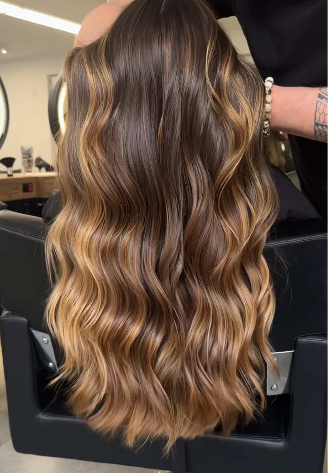 Tons de caramelo 🤎✨ #luzes #morena #tons #castanho #cabelo #antesedepois #hairstyle #hairtok 