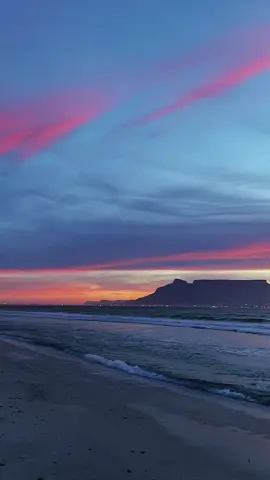 Sunsets in CT are unmatched 🌅 #sunset #capetown #southafrica #beach #beautiful #throwbacks 