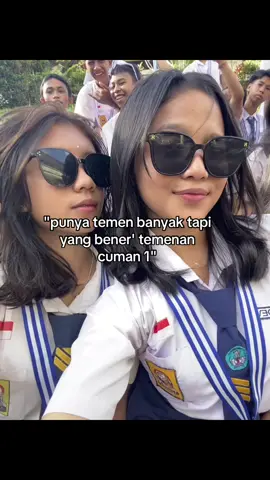 cuma dia temen yang bener” temen, dia temn smpku dia baik bgt aku sayang sama dia, dulu aku inget bangt waktu smp aku kema masalah sama dia sampek masuk bk, aku dah panik bangt tapi dia ngeyakinin aku bahwa ini masalh cuma kecil gapapa jangn di bawa panik enjoy aja, setelah dia bilang gitu aku jadi tenang, trus pas udah msuk bk aku sama dia di tanya inti masalh ini, dia gaada sedikitpun melebihlebihi kesalahnaku waktu itu malah dia membela aku di depn kepsek, dan dia juga gaada memojokkan aku dia ga melindungi diri dia sendiri🥹 malh dia membela aku, aku salh waktu itu dia juga salah dia mau mengakui kesalahn dia, dia sama sekali ga memojokin aku saat itu, susah sekrng nyari temen kyk km de🥹😔 dia temen terbaikaku aku gatau aku harus di mana nyarik temn kyk dia lagi, mungkin gaada lagi temn sebaik dia🥹 de di smk gaada temn yng kyk kmu aku kangn kamu de, penegn satu sklh lagi sma kamu🥹 i miss u de🥹🫶🏻❤️
