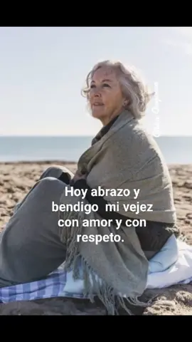 #Ojala y nunca olvides que #envejecer es un privilegio y #no una  vanidad porque al #final todo se acaba y todos #terminamos en el mismo #hoyo.  #Disfruta lo que eres y ama #lo que ves en el espejo. 