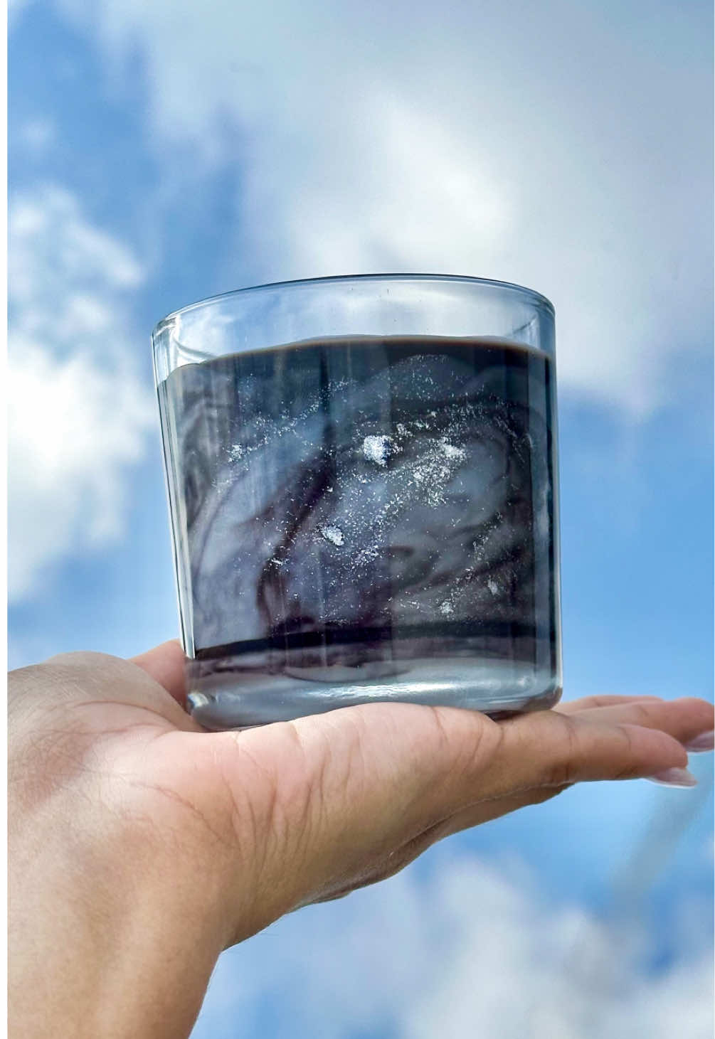 Respondendo a @Pequena_Lilith Depois do sucesso da vela preta, que tal um marmorizado preto, branco e prata? 👀 Eu amei essa ideia de reproduzir os comentários de vocês, já pensou se vira moda por aqui? 😜 . . #DIY #velasaromaticas #velas #velaartesanal #velasartesanais #cursodevelas #artesanato #facavocemesmo #velaaromatica #artesã 