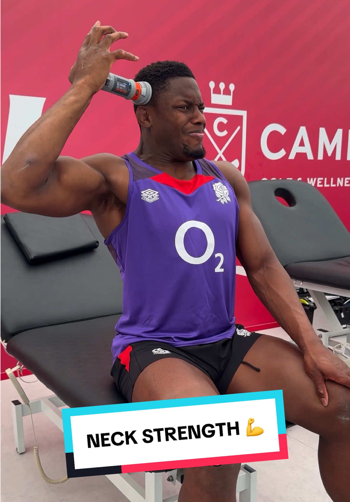 Built different 💪 The Vald Dynamo machine is used in camp for isometric neck strength testing. Scores are used to plan players’ neck strength programmes. #englandrugby #rugby @O2 