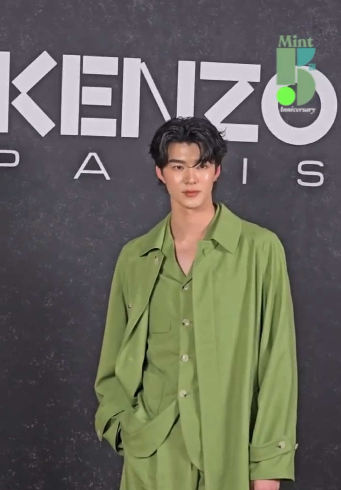 หล่อเด่นเหมือนลอยมา! #MintReports พาชมโมเม้นต์ปังของหนุ่มหล่อ #มีนนิชคุณ ขณะเดินทางมาร่วมชมแฟชั่นโชว์ Kenzo Fall Winter 2025 ณ เมืองปารีส ประเทศฝรั่งเศส ในวันนี้ 💚 #KENZONIGO #KENZOFW25 #KENZOFW25xMEEN #Meennicha8  #MintMagTH