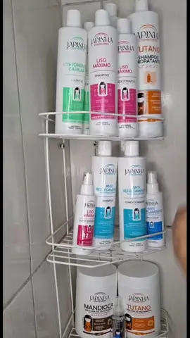 Cabelos hidratados e livres do ressecamento? Sim, é possível! 💧✨ Nosso trio poderoso da linha anti-ressecamento chegou para transformar sua rotina capilar: ✔ Shampoo que limpa sem agredir, trazendo leveza e hidratação. ✔ Condicionador que sela os fios e devolve a maciez. ✔ Tônico capilar com ácido hialurônico, perfeito para fortalecer e manter a umidade. Quer experimentar? Você encontra essa linha completa no nosso site! 🛍💖 Acesse o site, e-commerce ou vá até uma loja física e garanta o seu kit também! 🛒💖 #JapinhaCosmeticos #AntiRessecamento #CuidadosCapilares #HidrataçãoProfunda #SemFrizz #FiosPerfeitos #BelezaNatural #AutoCuidado #BrilhoIntenso #HairGoals