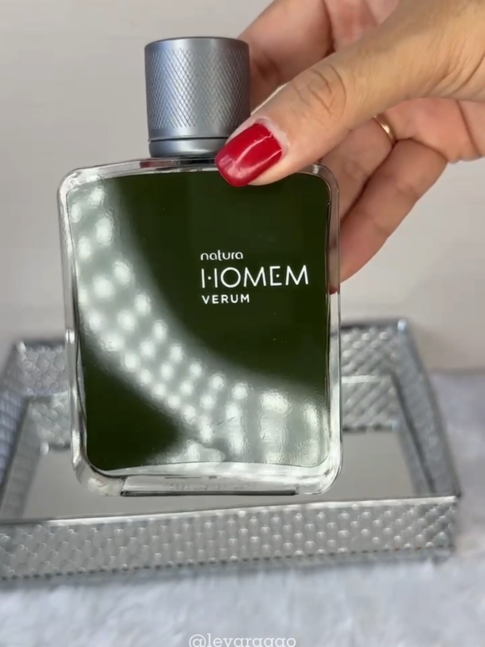 ✨ Natura Homem Verum Amadeirado: O perfume para homens que sabem quem são e vivem com autenticidade!   Combinando a intensidade das notas de couro com a sofisticação da copaíba, uma madeira nobre da biodiversidade brasileira, esse amadeirado marcante é o toque perfeito para quem busca personalidade e elegância em cada detalhe.   Ideal para quem deseja um aroma único, moderno e cheio de atitude.   🌿 Vegano e cruelty-free 🌍 Feito com ingredientes da nossa biodiversidade   Pronto para se destacar? A esse o link da bio e garanta o seu hoje mesmo! #naturahomem #verum #perfumeamadeirado #perfumemasculino 