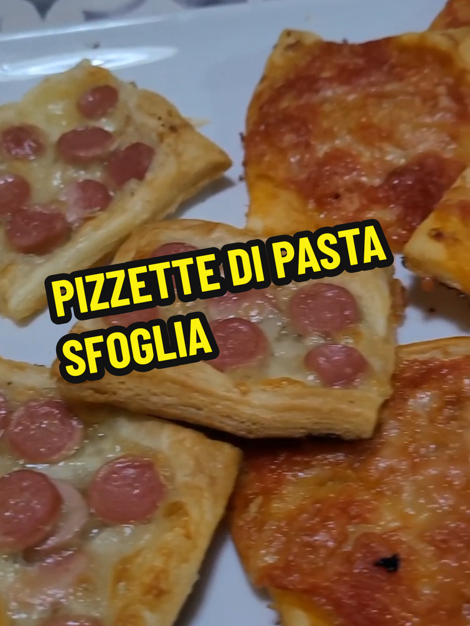Pizzette di pasta sfoglia  Ingredienti: 1 pasta sfoglia rettangolare  100G mozzarella  3 wurstel  10 cucchiai passata di pomodoro condita con olio sale e pepe  1 giro d'olio extrave. su tutte le pizzette  forno caldo 180c° X 20 min.   #piattoriccomicificco   #lacucinadigilda  #gildarella  #andiamoneiperte 
