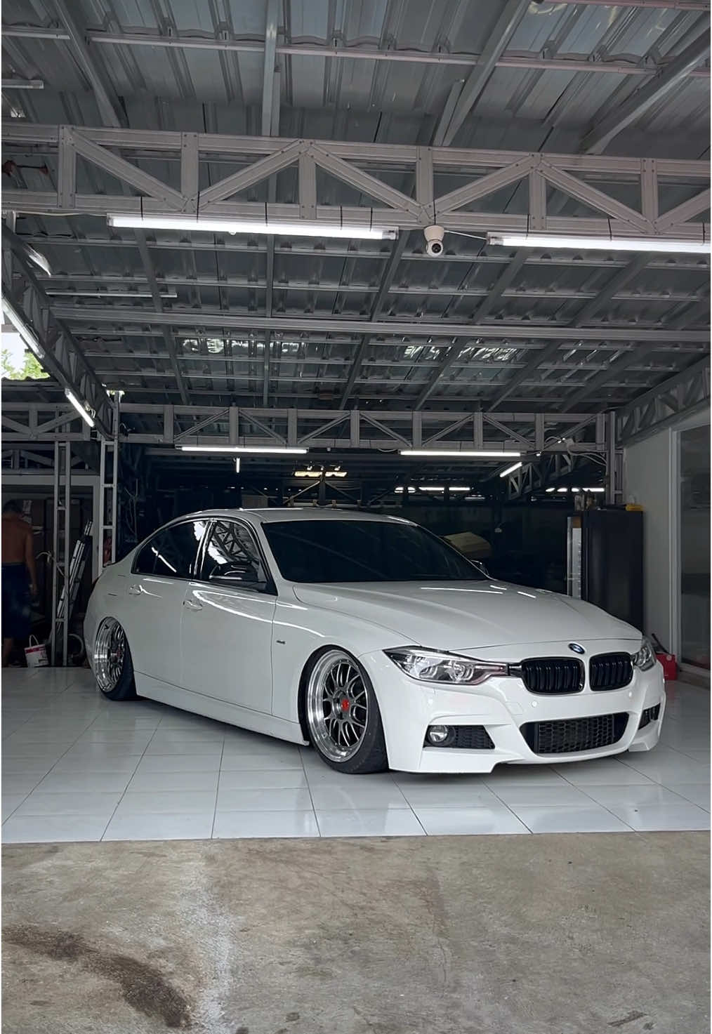 BMW F30 install Airlift air suspension, M-performance bodykit, camber kit, valvetronic exhaust.