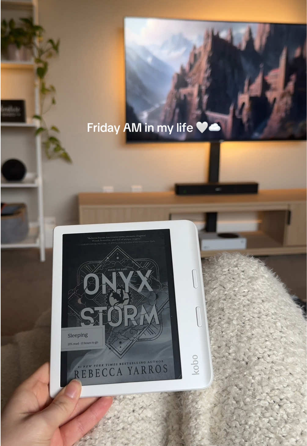 A cozy Friday at home to recharge and read Onyx Storm 🤍🎧📖 #dayinmylife #diml #friday #dailyvlog #dailyvlogs #microinfluencer #onyxstorm #kobo 