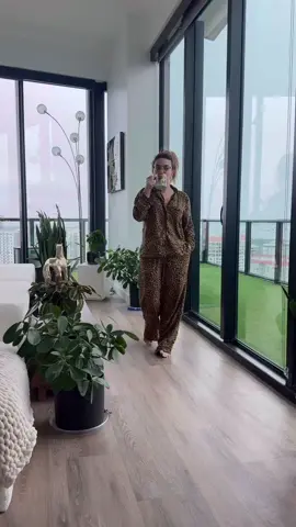 How I spend a day in my life as a 27 year old millionaire 💸