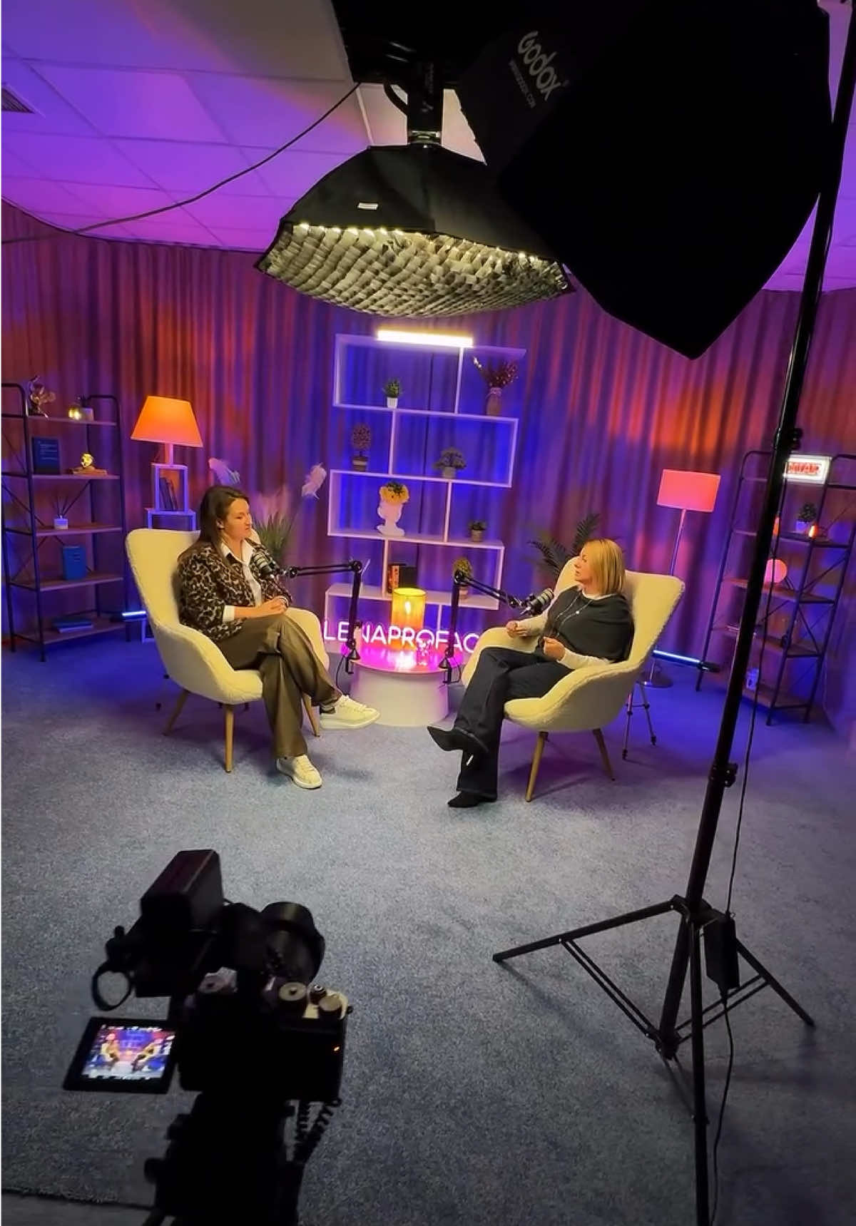 BTS setup podcast CC: podcast_studio_md #podcast #podcaststudio #podcaststudioideas #setuppodcast #videocreator 