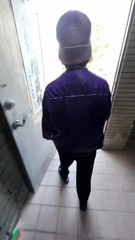 現在出門都帶小幫手🤣 自從阿母中風後走路都不穩了，自己不放心只能工作時都帶在身邊。 倉庫休息室變成他的專屬小套房😅 #阿母越來越像個老小孩 