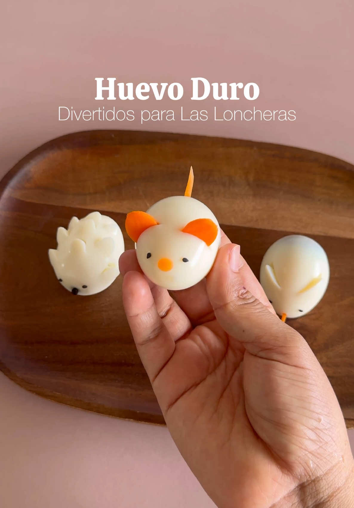 ¡Tres formas divertidas de transformar el huevito duro! 🥚✨ Convierte un simple huevo en un conejo, un erizo o un ratoncito para sorprender a tus pequeños en su lonchera. 🐇🦔🐭 Estas ideas son súper fáciles, creativas y llenas de amor. Cuéntame en los comentarios: ¿cuál personaje crees que sería el favorito de tu peque? 💬💛 ✨ Porque los detalles también alimentan el corazón. ✨ #LoncherasCreativas #HuevitosDivertidos #IdeasParaPapás #DetallesConAmor #ComidaDivertida #RecetasParaNiños #loncherasdivertidas #loncherasescolares #niñosfelices #recetasparaniños #parat #mamasentiktok #madresentiktok #madreslatinas 