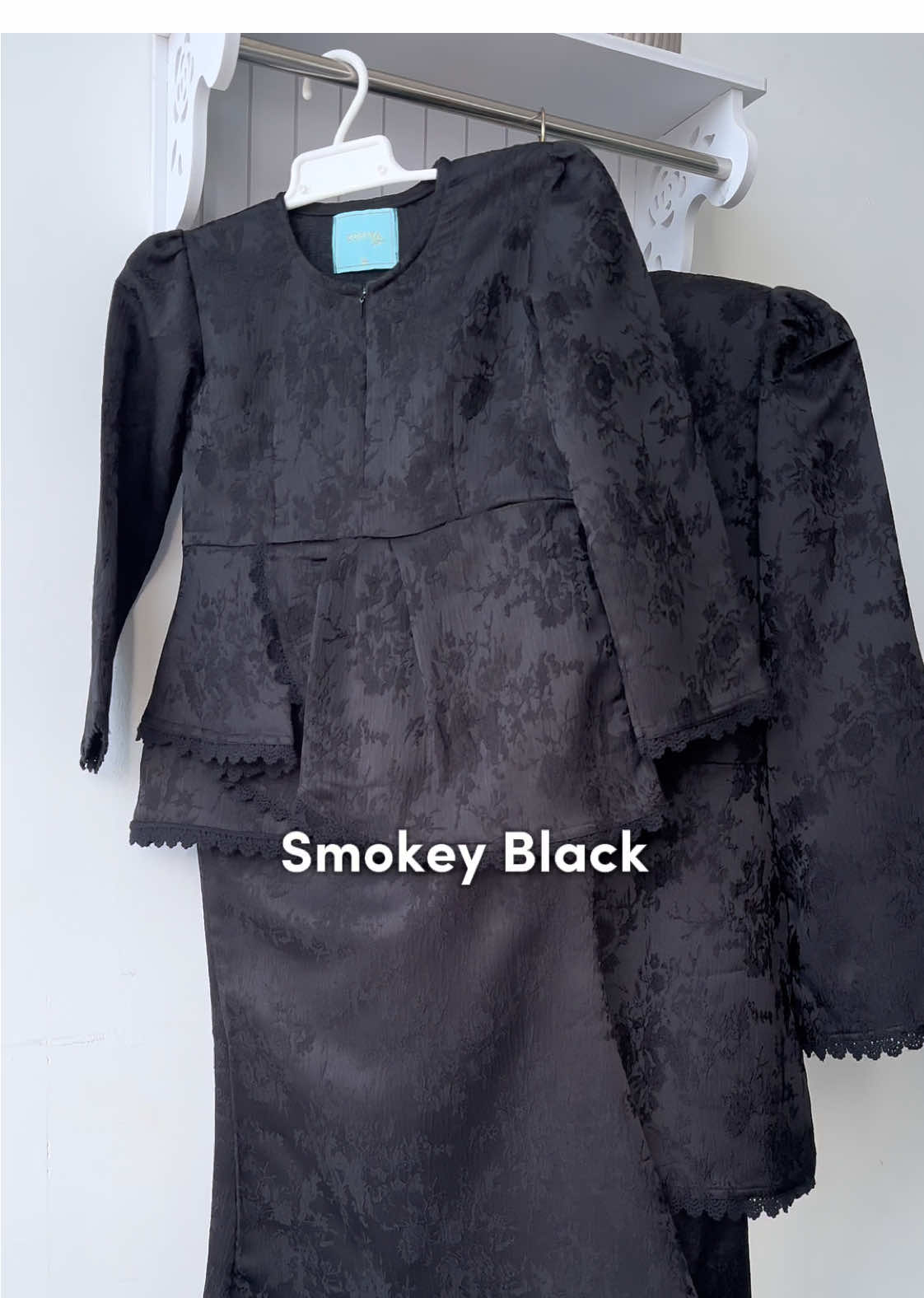 KENAPA RAMAI SANGAT PEMINAT PRIMEROSE KURUNG NIE?🫣😍 Mentang ada 3 warna je semua korang sapu erk! Banyak dh yang order kurung nie, stock pun tinggal sikit je lagi..  Yang masih merisik tu korang jangan lambat sg beli tau, takut sold out nanti menyesal tak beli sebab kurung ni sumpah cantik sgt paki waktu event atau korang nak pakai raya nanti pun nice terukk🔥 #zoffya #kurungmoden #raya2025 #fyppppppppppppppppppppppp #zoffyaraya #kurunglace #kurungkidsmurah #fypシ゚ #kurungsedondonibuanak #kurungnursingfriendly #kurungkids #kurungkidsmurah ##kurungviral #fyyyyyyyyyyyyyyyy 