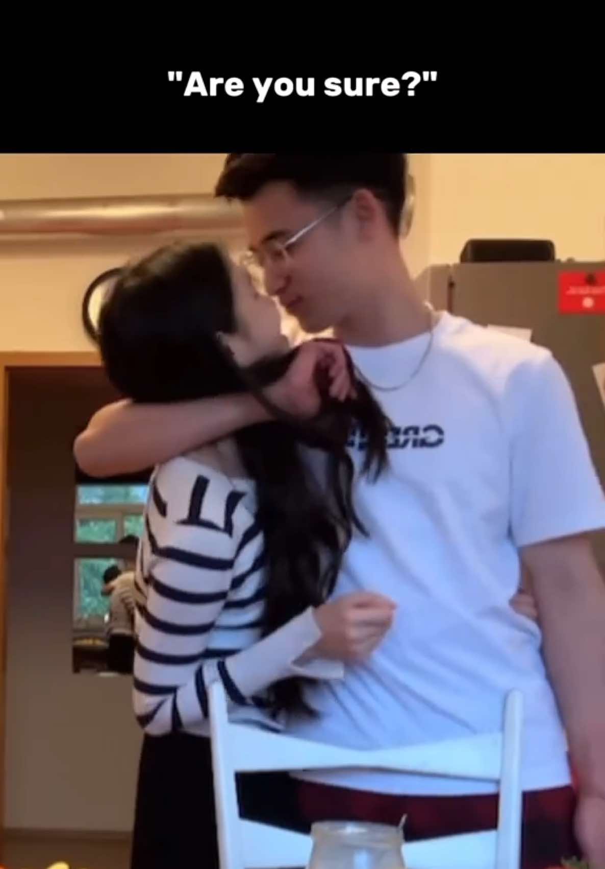 Câu hỏi mình nhận được nhiều ơi là nhiều là làm sao để luôn vui vẻ, tích cực =)) Nhưng fact là mình ovtk chúa, hay buồn mí cả hay lo lắng stress burn out các kiểu. Xong mấy lúc ôm mặt khóc tu tu cả đêm nghĩ chắc đời ko ai khổ bằng mình :v Nhưng giờ ngồi làm cái video này xong thấy sao mà mình may mắn, hạnh phúc thế khom biết nhị. Cười như điêng :>  Nch là mỗi cuộc gặp gỡ, mỗi chuyến đi, mỗi kỷ niệm đối với mình đều như một món quà, ngay cả những hôm buồn mình cũng coi đó là quà. Giống xé túi mù mà ko ra nguyện vọng thoy =v Vẫn oke vì làm gì có chuyện ngày nào cũng đều êm đềm thuận lợi đc. Mình vẫn trân trọng mọi cảm xúc của bản thân ngay cả khi nó ko mấy tích cực. Nên có những ngày như thế để biết trân trọng hơn những khoảnh khắc vui vẻ hạnh phúc ^^ kiki Biết ơn thiệt nhiều 🤍